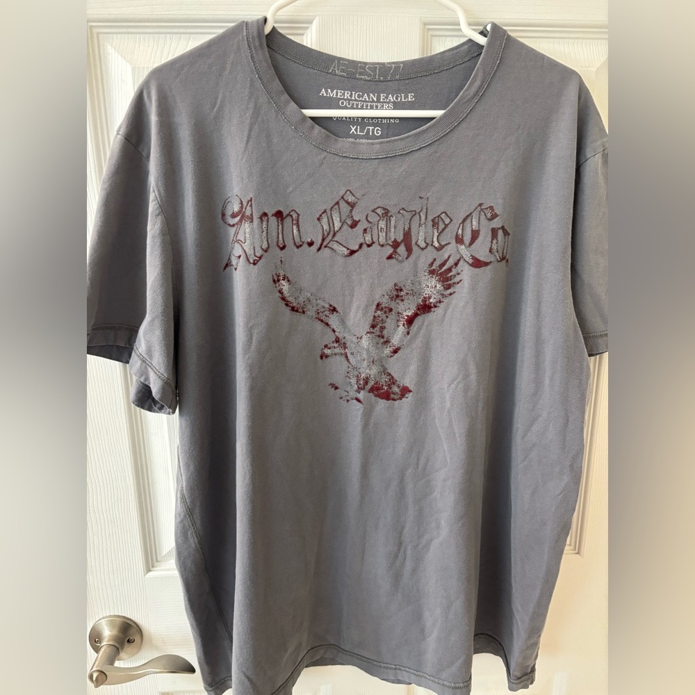 5/$25 American Eagle Outfitters Gray Graphic T-Shirt for Men